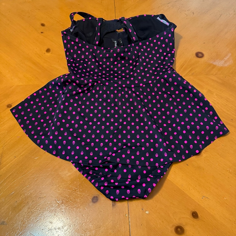 Torrid Black & Pink Skull Dot Print Peplum One Piece Swimwear Sz 1 Pin-up Goth - Picture 13 of 16